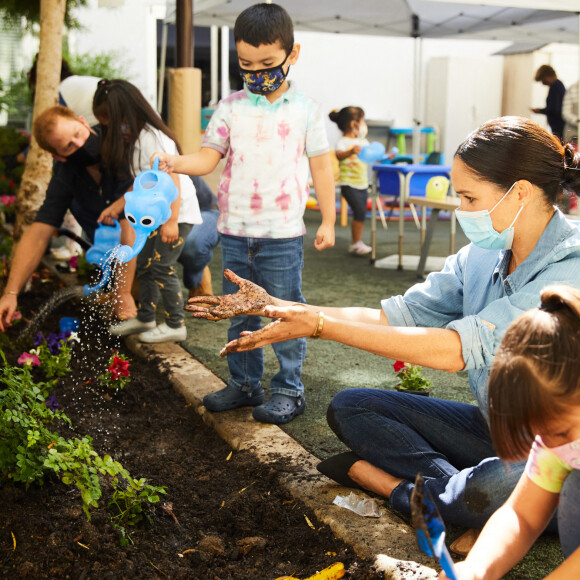 Le prince Harry et Meghan Markle dans une école maternelle de Los Angeles, le 31 août 2020. Le couple a notamment planté des myosotis, les fleurs préférées de Diana, au jour de l'anniversaire de sa mort.