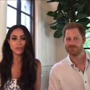 Meghan Markle et le prince Harry lors d'une visioconférence avec des membres du Queen's Commonwealth Trust, depuis leur villa de Santa Barbara. Eté 2020.