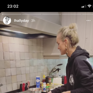 Laeticia Hallyday en cuisine à Marnes-la-Coquette avec Jalil Lespert, le 20 novembre 2020.