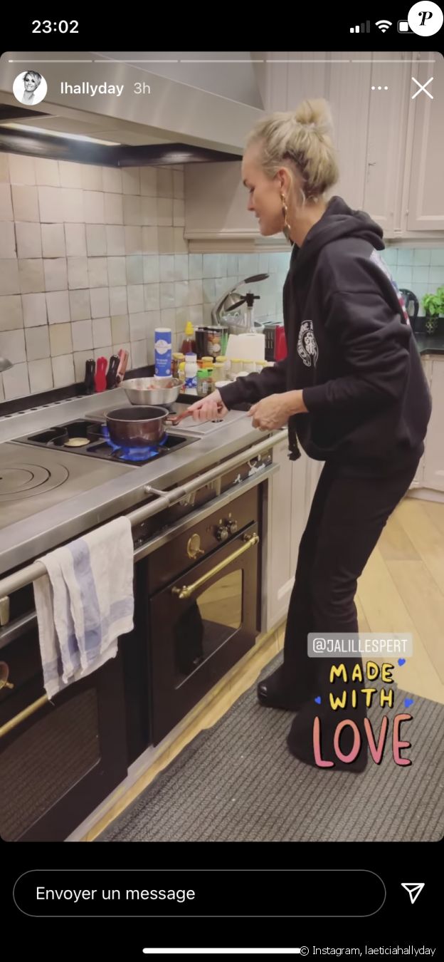 Laeticia Hallyday en cuisine à Marnes-la-Coquette avec Jalil Lespert, le 20 novembre 2020.