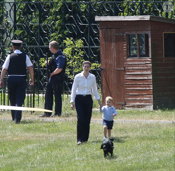 Le prince Harry et le prince George le 12 juin 2015. Sortie dans le jardin avec le chien Lupo. 