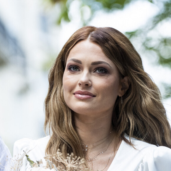 Caroline Receveur et Hugo Philip arrivent à la Mairie du 16ème arrondissement à Paris pour leur mariage, le 11 juillet 2020.