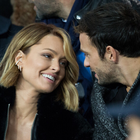 Caroline Receveur et son compagnon Hugo Philip dans les tribunes lors du match de Ligue 1 "PSG - OM (4-0)" au Parc des Princes, le 27 octobre 2019. © Cyril Moreau/Bestimage