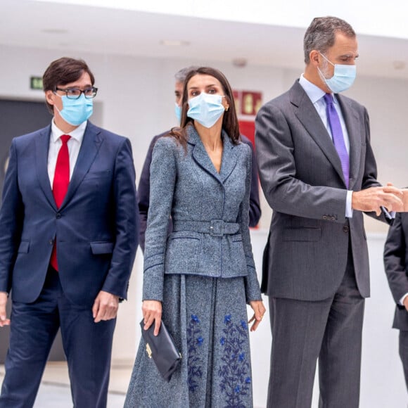 Le roi Felipe IV d'Espagne et son épouse la reine Letizia inaugurent un nouvel hôpital à Toledo, le 16 novembre 2020.