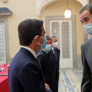 Le roi Felipe IV d'Espagne et le président de la banque BBVA, Carlos Torres, à Madrid, le 17 novembre 2020.