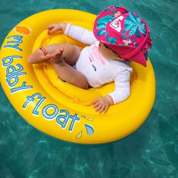 Louison, la fille de Léa François, à la piscine, le 16 octobre 2020