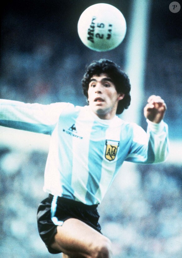 Archives - Diego Maradona lors du match amical Angleterre vs Argentine au stade de Wembley en mai 1980