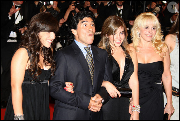 Diego Maradona en famille - Montée des marches du film "Maradona", 61e Festival de Cannes, 2008