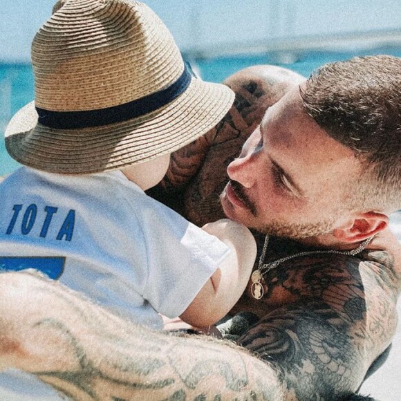 M. Pokora et son fils Isaiah lors de vacances en France le 12 juillet 2020.