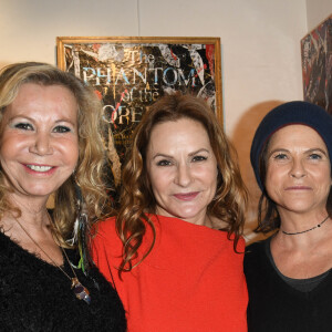 Fiona Gélin, Anne Mondy et Charlotte Valandrey - Vernissage "Anne Mondy mène la danse" à la Galerie ValerieGuerin à Paris le 5 mars 2020. © Coadic Guirec/Bestimage