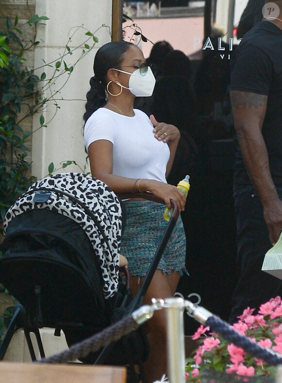 Christina Milian sort déjeuner à Los Angeles le 6 septembre 2020. Elle promène en landau son fils Isaiah Pokora, elle porte un masque et se lave consciencieusement les mains pour faire face à l'épidémie de Coronavirus (COVID-19).