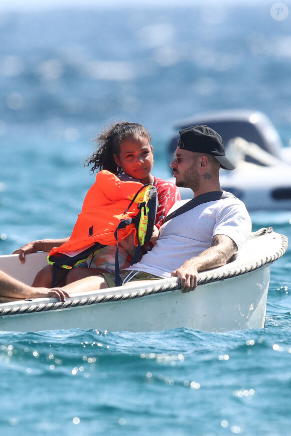 Matt Pokora et sa compagne Christina Milian et leur fils Isaiah sont allés déjeuner avec des amis au restaurant de plage Le Layet au Lavandou le 20 juillet 2020.