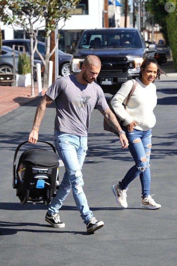 Matt Pokora et sa compagne Christina Milian se baladent avec leur fils Isaiah dans le quartier de West Hollywood à Los Angeles. La petite famille est allée déjeuner chez Fred Segal. Le 11 février 2020
