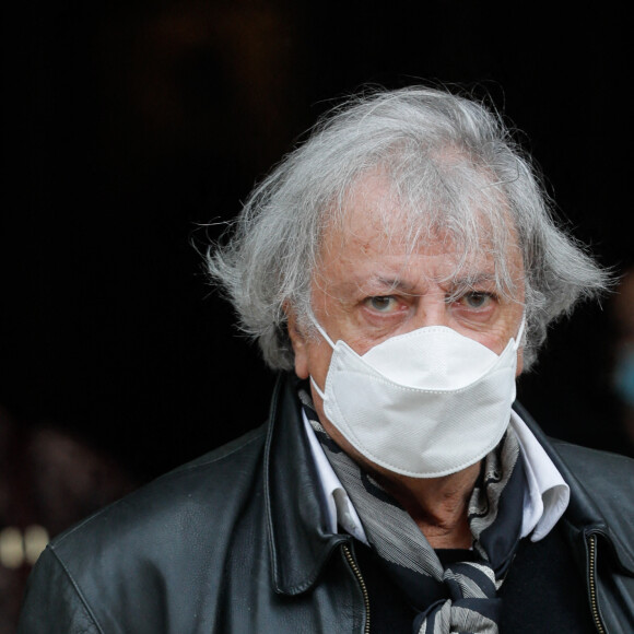 Exclusif - Hervé Vilard - Sorties des obsèques du chef Gérard Idoux (restaurateur à la tête du Récamier) en l'église de Saint-Germain-des-Prés à Paris, le 08 octobre 2020. © Christophe Clovis / Bestimage