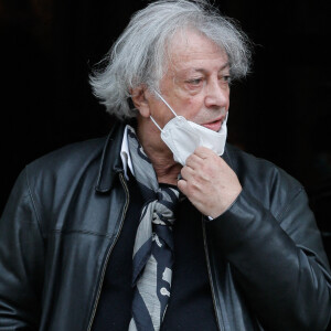 Exclusif - Hervé Vilard - Sorties des obsèques du chef Gérard Idoux (restaurateur à la tête du Récamier) en l'église de Saint-Germain-des-Prés à Paris, le 08 octobre 2020. © Christophe Clovis / Bestimage