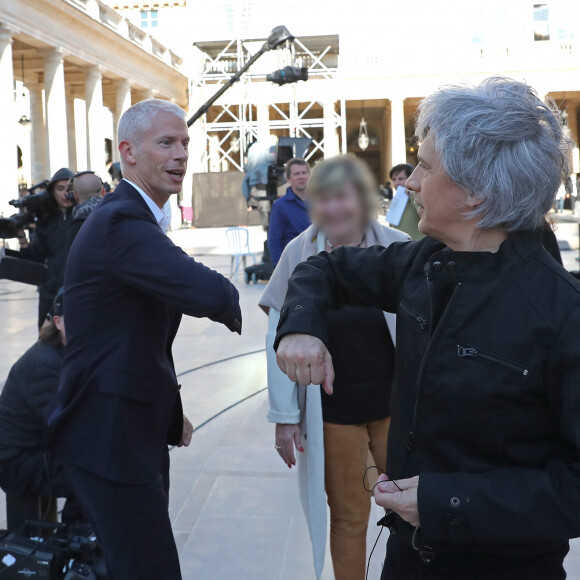 Exclusif - Le ministre de la Culture Franck Riester et Nicola Sirkis - Le groupe Indochine lors de l'enregistrement de l'émission "La chanson de l'année" dans les jardins du Palais Royal à Paris. Le 12 juin 2020. © Jacovides-Moreau / Bestimage