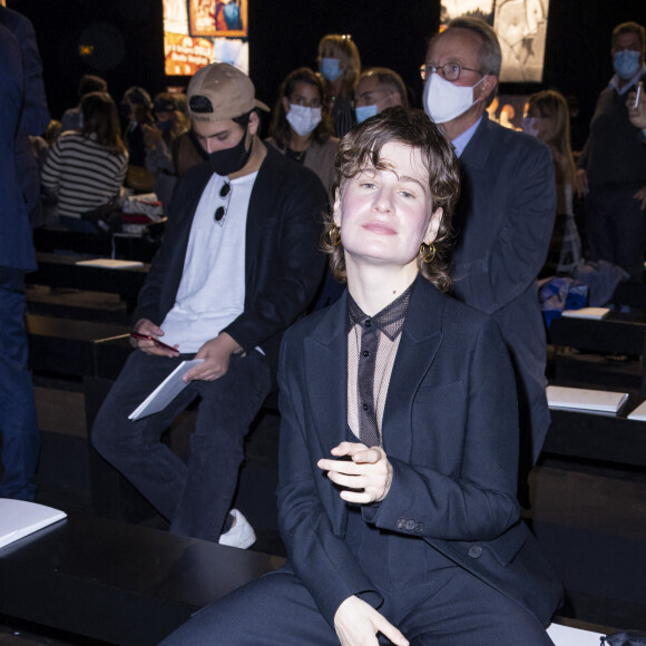 Héloïse Adélaïde Letissier (Christine and the Queens) - Front Row du défilé de mode prêt-à-porter printemps-été 2021 "Dior" au Jardin des Tuileries à Paris. Le 29 septembre 2020. © Olivier Borde / Bestimage