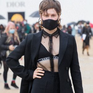 La chanteuse Héloise Letissier (Christine and the Queens) - Sorties du défilé de mode prêt-à-porter printemps-été 2021 "Dior" au Jardin des Tuileries à Paris. Le 29 septembre 2020 © Christophe Clovis / Bestimage