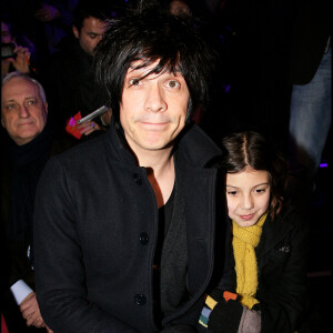 Nicola Sirkis et sa fille Théa - Défilé de mode John Galliano, automne-hiver 2010-2011 à Paris.