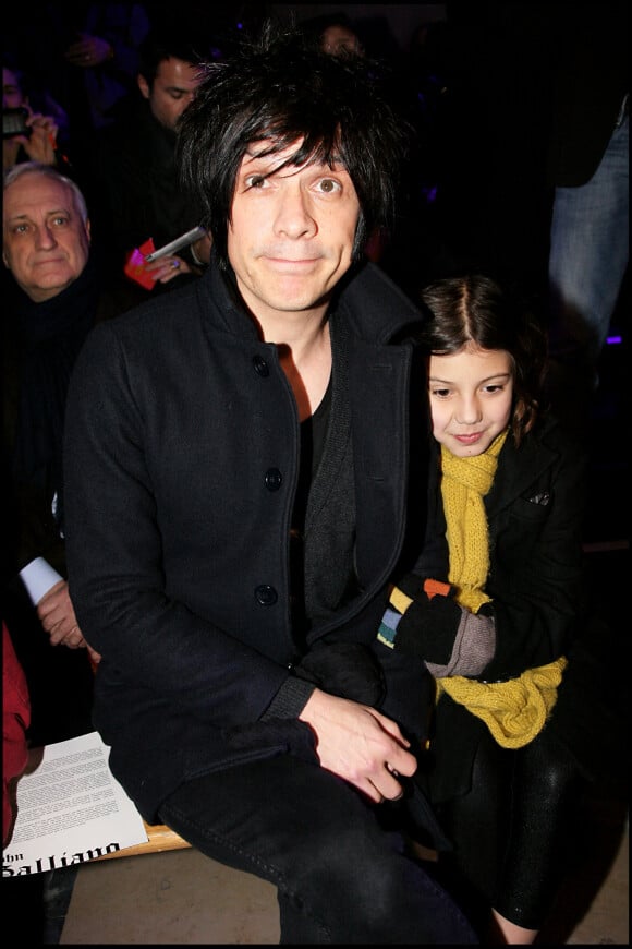 Nicola Sirkis et sa fille Théa - Défilé de mode John Galliano, automne-hiver 2010-2011 à Paris.