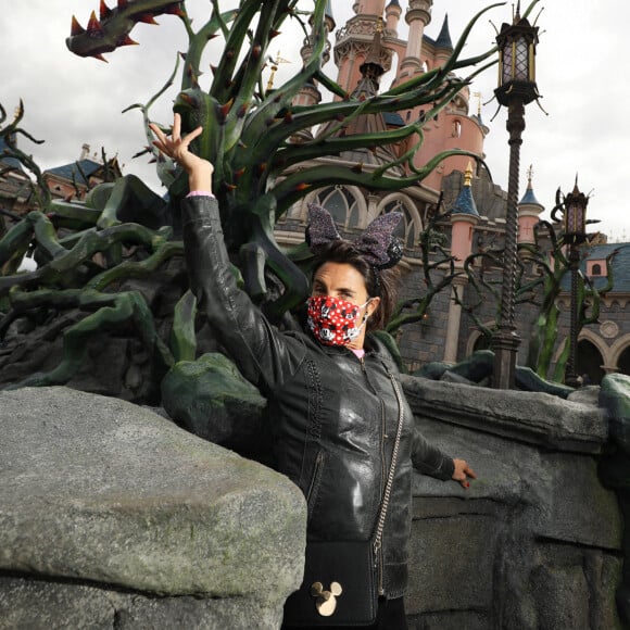 Alessandra Sublet - Le Festival Halloween Disney vient officiellement de débuter à Disneyland Paris. C'est le moment de venir profiter du retour des Méchants Disney, des nombreux " Points Selfies " avec Mickey et ses Amis dans leurs tenues spéciales Halloween, de la décoration automnale du Parc Disneyland et bien sûr des attractions frissonnantes ! De nombreuses célébrités ont tenu à faire partie des premiers visiteurs de cette saison incontournable et plonger le plus tôt possible dans cette atmosphère méchamment drôle. Découvrez leurs expériences en images et retrouvez ci-dessous le programme du Festival Halloween Disney qui se déroule tous les jours jusqu'au 1er novembre 2020.