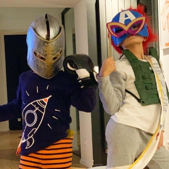 Alessandra Sublet a publié une photo de ses enfants Alphonse et Charlie déguisés sur Instagram le 28 novembre 2020, en clin d'oeil à la finale de "Mask Singer" sur TF1.