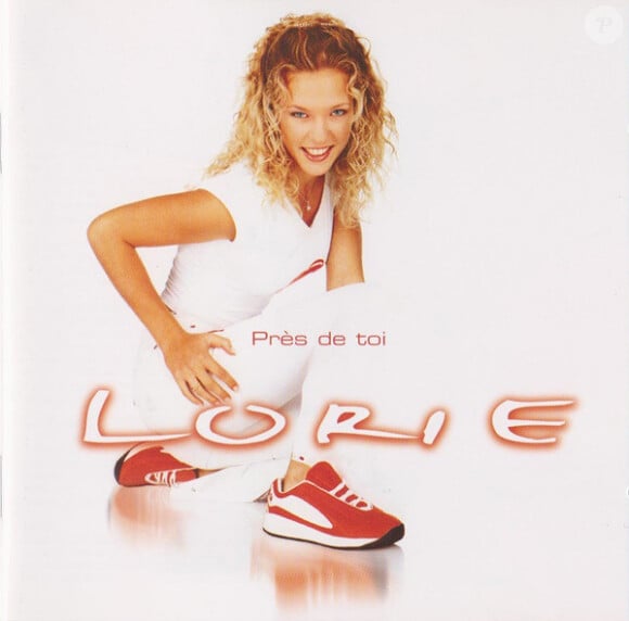 Lorie sur la pochette de son premier single "Près de moi"