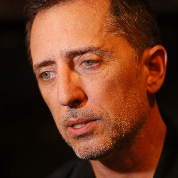 Gad Elmaleh présente en avant-première son album où il intérprète les grands succès de Claude Nougaro lors d'un concert privé sur la péniche "Maison Claude Nougaro" à Toulouse.