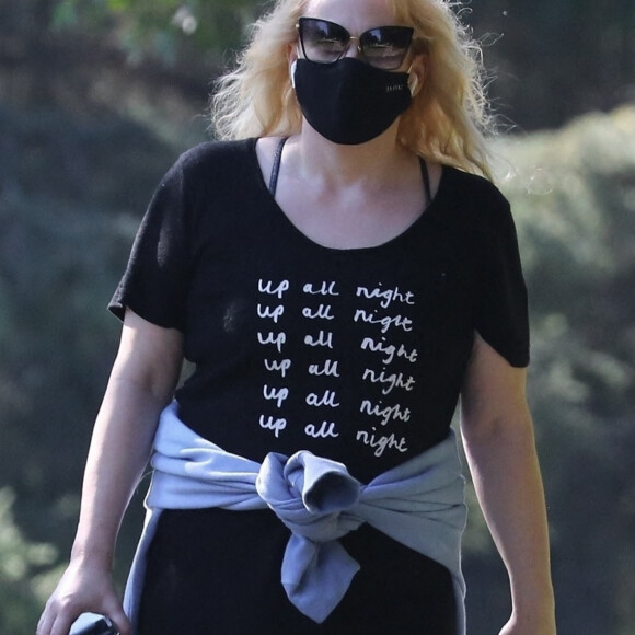 Exclusif - Rebel Wilson, très amincie, s'est fait une promenade de deux heures dans les rues de Los Angeles. Le 11 novembre 2020