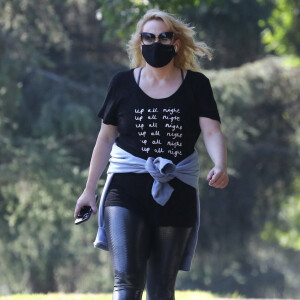 Exclusif - Rebel Wilson, très amincie, s'est fait une promenade de deux heures dans les rues de Los Angeles. Le 11 novembre 2020