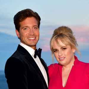 Exclusif - Rebel Wilson, l'actrice, scénariste et humoriste de stand-up australienne, et son compagnon, Jacob Busch durant le vernissage de l'exposition "Miró, la peinture au défi " au Nouveau musée national de Monaco (NMNM), le 25 septembre 2020. À travers l'exposition, on remonte le cours de la vie de Joan Miró, né à Barcelone en 1893. L'artiste, parmi les plus influents du XXe siècle, a ensuite vécu à Mont-roig en Catalogne, à Paris, Majorque, New York et même au Japon. © Bruno Bebert / Pool restreint Monaco / Bestimage