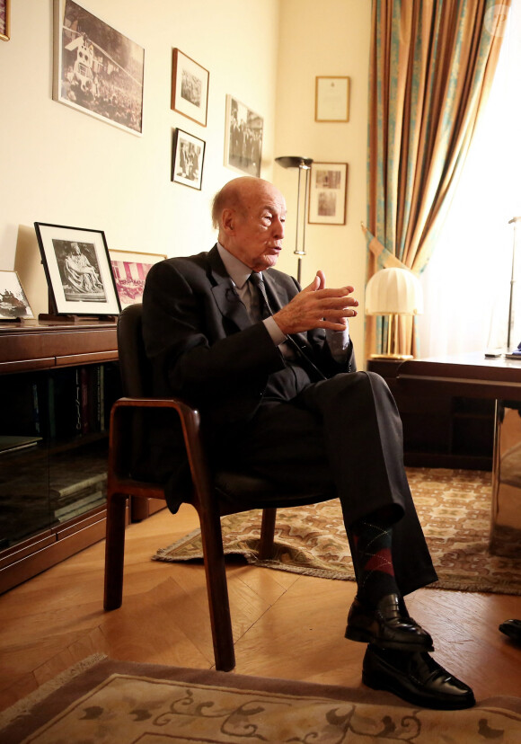 Exclusif - Interview de Valéry Giscard d'Estaing par Cyril Viguier, dans les bureaux de l'ancien président de la république Boulevard Saint-Germain, dans le cadre du documentaire "Jean-Pierre Raffarin : l'autre force tranquille" de Cyril Viguier qui sera diffusé sur France 3 au printemps prochain. Paris le 26 février 2015.