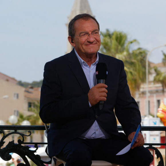 Jean-Pierre Pernaut est venu remettre au maire de Sanary le titre de plus beau marché de France en direct lors du JT de TF1. © Dominique Leriche / Nice / Matin / Bestimage