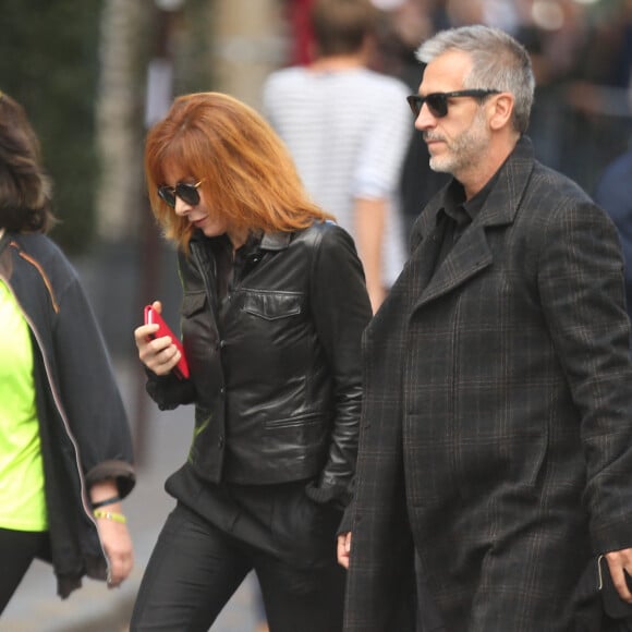 Mylène Farmer et son compagnon Benoît Di Sabatino lors des obsèques de Jean Rochefort en l'église Saint-Thomas d'Aquin à Paris, le 13 octobre 2017.