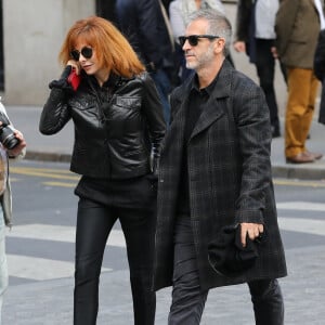 Mylène Farmer et son compagnon Benoît Di Sabatino lors des obsèques de Jean Rochefort en l'église Saint-Thomas d'Aquin à Paris, le 13 octobre 2017.