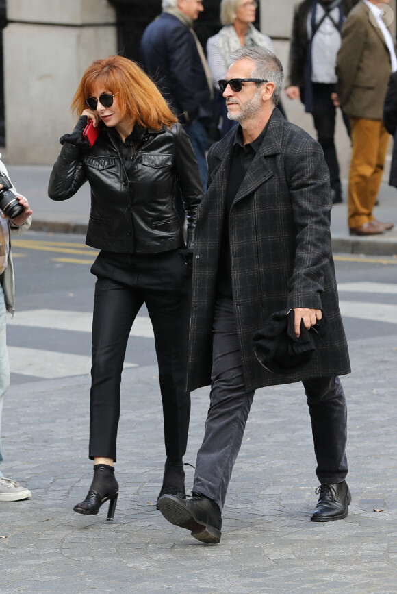 Mylène Farmer et son compagnon Benoît Di Sabatino lors des obsèques de Jean Rochefort en l'église Saint-Thomas d'Aquin à Paris, le 13 octobre 2017.