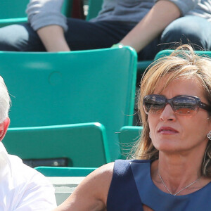 Dominique Strauss Kahn et sa compagne Myriam L'Aouffir dans les tribunes des Internationaux de France de tennis de Roland Garros le 30 mai 2015. 