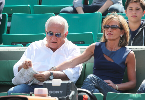 Dominique Strauss Kahn et sa compagne Myriam L'Aouffir dans les tribunes des Internationaux de France de tennis de Roland Garros le 30 mai 2015. 