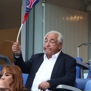 Dominique Strauss Kahn supporte le Psg en agitant un drapeau lors de la finale de la Coupe de France au Stade de France à Saint-Denis le 30 mai 2015.