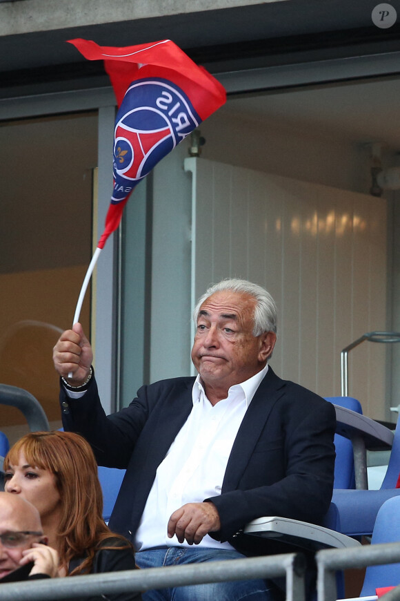 Dominique Strauss Kahn supporte le Psg en agitant un drapeau lors de la finale de la Coupe de France au Stade de France à Saint-Denis le 30 mai 2015.