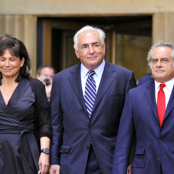 Dominique Strauss-Kahn avec Anne Sinclair et son avocat, à la sortie du tribunal à New York, en août 2011.