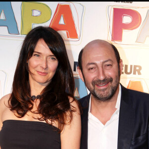 Emmanuelle Cosso et son homme Kad Merad - Avant première du film "Monsieur papa" à Paris. 