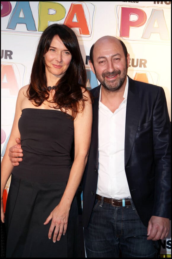 Emmanuelle Cosso et son homme Kad Merad - Avant première du film "Monsieur papa" à Paris. 