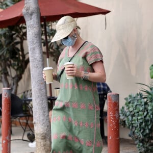 Exclusif - Premières photos de Katy Perry après la naissance de sa fille D. Dove Bloom dans le quartier de Santa Barbara à Los Angeles pendant l'épidémie de coronavirus (Covid-19). Katy est allée faire des courses avec un masque de protection et une visière en paille! Le 12 septembre 2020  Exclusive - Katy Perry seen for the first time after giving birth to baby D. Dove Bloom as she picks up drinks and food and also picks up home goods from a local store. 12th september 2020 