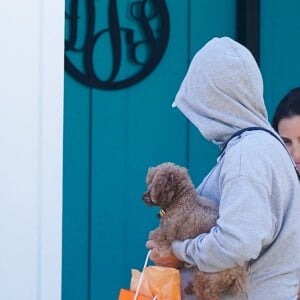 Exclusif - Katy Perry très enceinte fait des courses en compagnie de son petit chien Nugget à Los Angeles pendant l'épidémie de coronavirus (Covid-19), le 11 août 2020  Exclusive - The VERY pregnant Katy Perry kept a low profile as she was spotted with her puppy “Nugget” while running errand. She first stopped for some food at In-N-Out for lunch before going to visit close friends. She looked comfy as she stepped out wearing a gray Adidas hoody with gray tights and sandals. She made sure to stay safe as she wore a face mask to help prevent the spread of Covid 19. 11th august 2020 