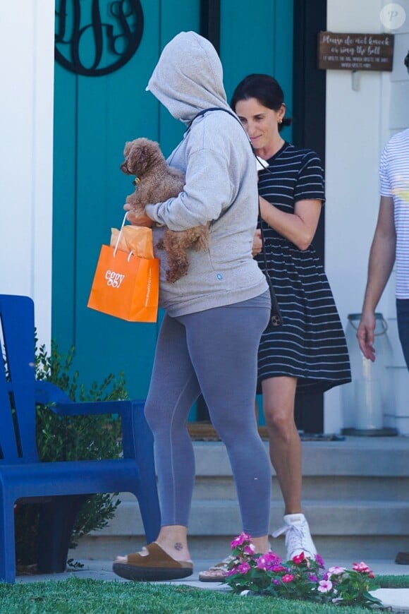 Exclusif - Katy Perry très enceinte fait des courses en compagnie de son petit chien Nugget à Los Angeles pendant l'épidémie de coronavirus (Covid-19), le 11 août 2020  Exclusive - The VERY pregnant Katy Perry kept a low profile as she was spotted with her puppy “Nugget” while running errand. She first stopped for some food at In-N-Out for lunch before going to visit close friends. She looked comfy as she stepped out wearing a gray Adidas hoody with gray tights and sandals. She made sure to stay safe as she wore a face mask to help prevent the spread of Covid 19. 11th august 2020 