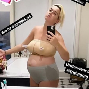 Katy Perry enceinte, en sous-vêtement de maternité. Photo publiée sur son compte Instagram.