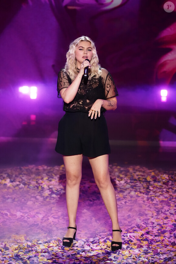 Louane à la 22e édition des NRJ Music Awards à la Seine musicale, le 5 décembre 2020.