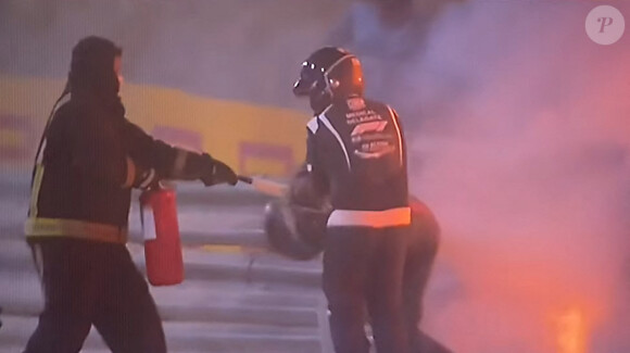 Romain Grosjean parvient à sortir de sa voiture en feu après son accident lors du Grand Prix automobile de Bahreïn 2020 à Skahir le 29 novembre 2020. © Canal + via Bestimage 