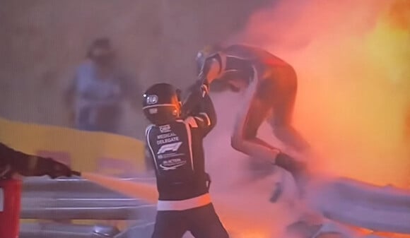 Romain Grosjean parvient à sortir de sa voiture en feu après son accident lors du Grand Prix automobile de Bahreïn 2020 à Skahir le 29 novembre 2020. © Canal + via Bestimage 